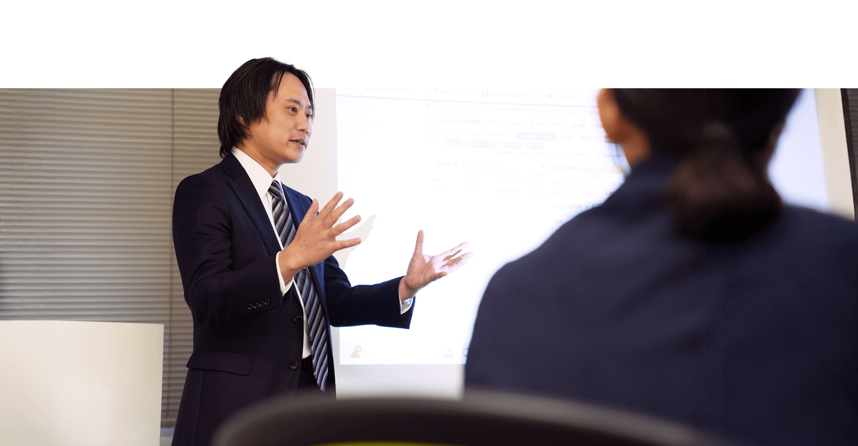 男性が立って話をしている写真