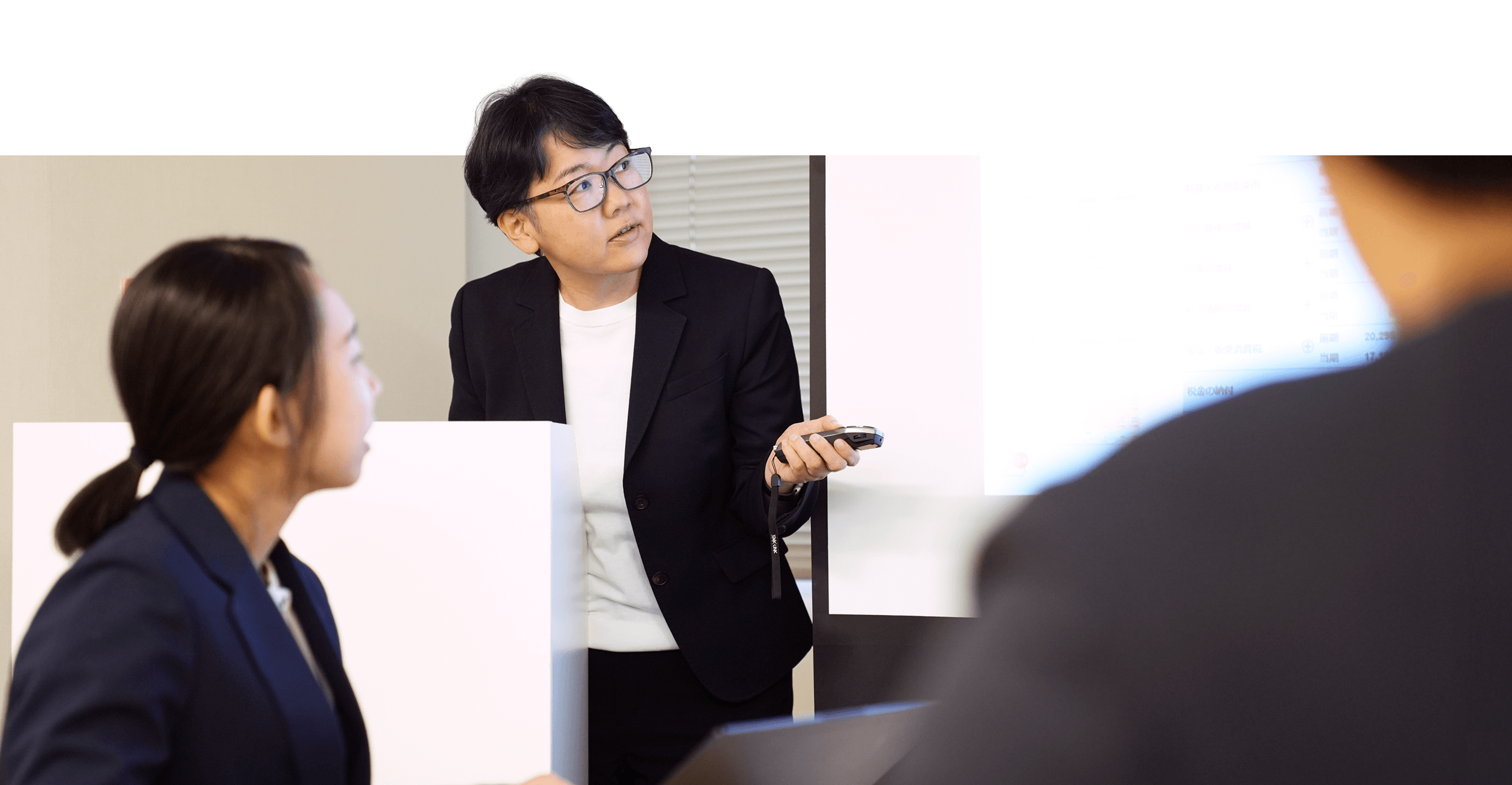 ホワイトボード使って説明している女性の写真