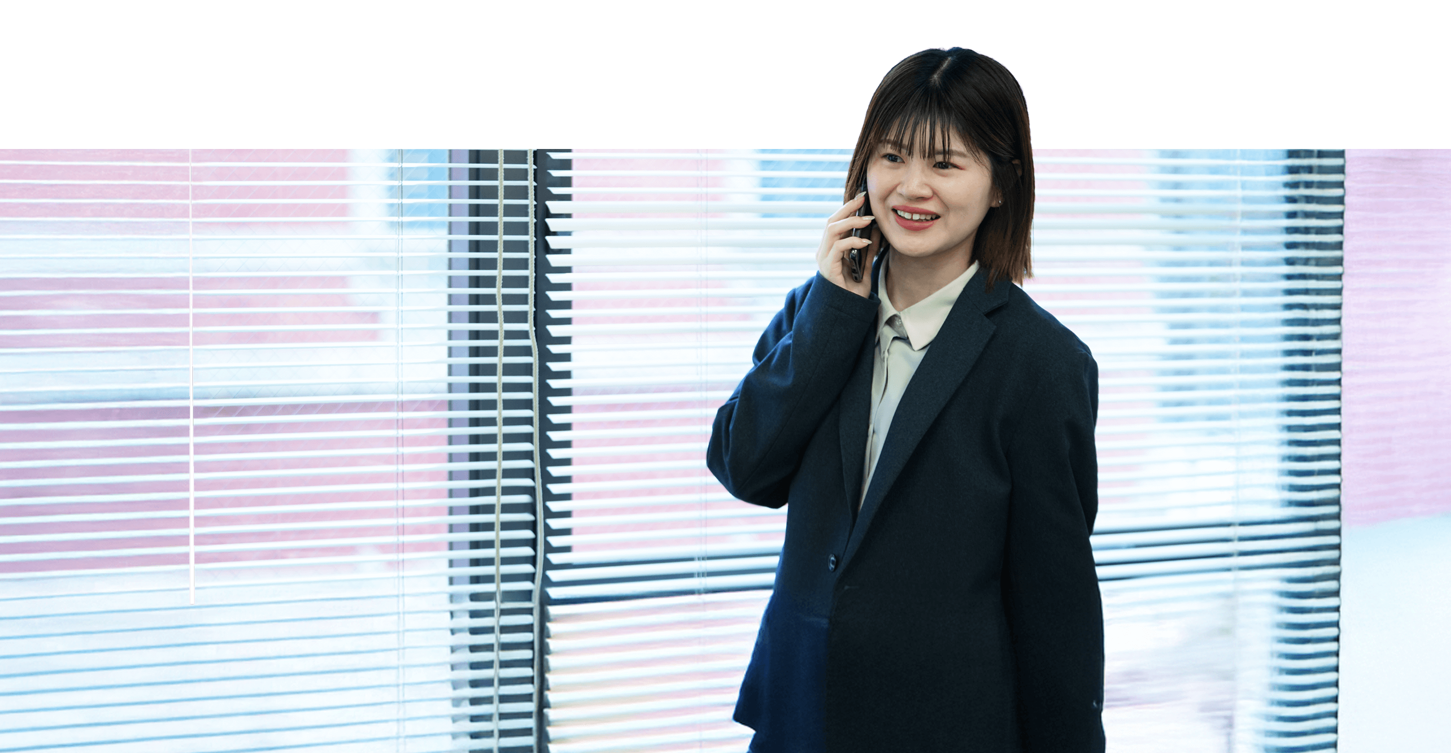 スマホで電話をしている女性の写真