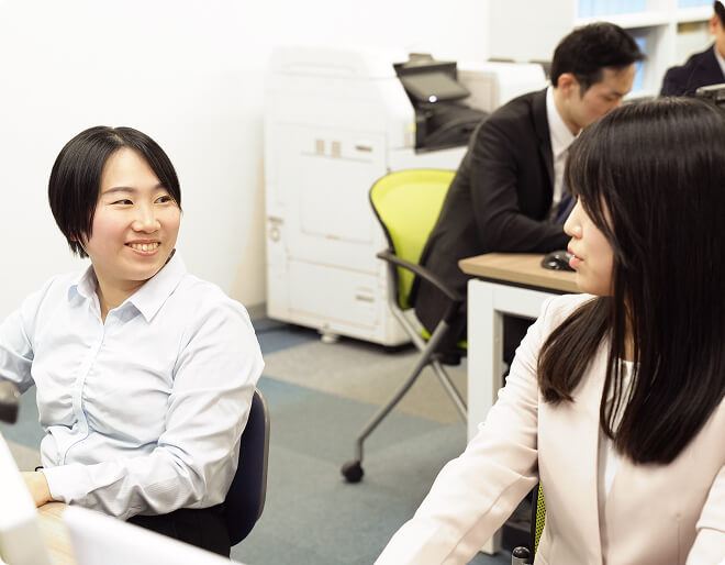 オフィスで話をしている女性2人の写真