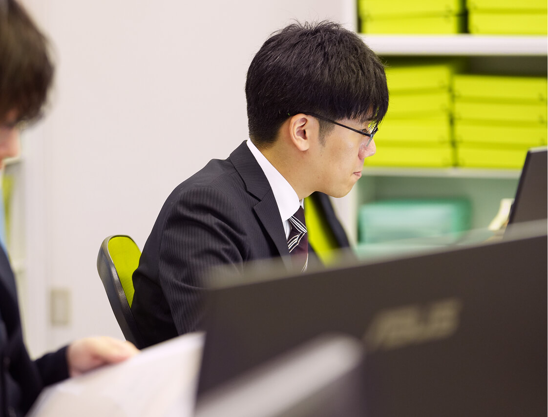 デスクで作業をする男性の写真