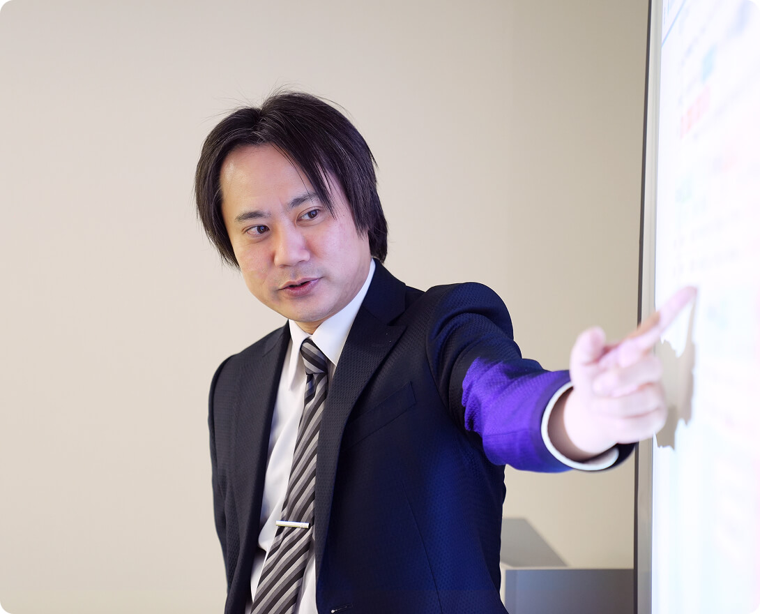 プロジェクターを使って説明をする男性の写真