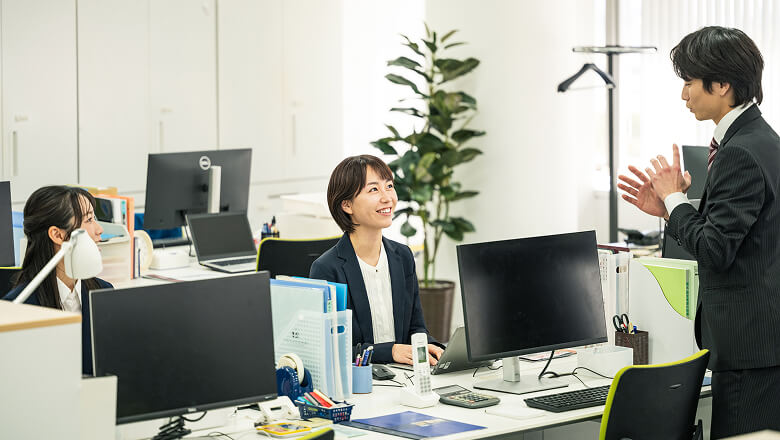 オフィスで話をしている人の写真