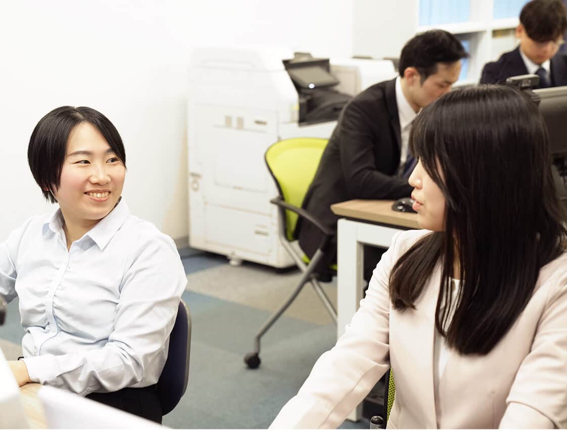 笑い合う2人の女性の写真