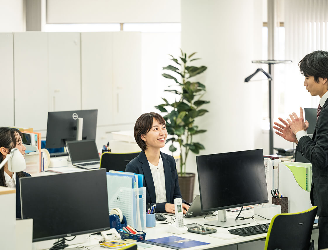オフィスで話をしている人の写真