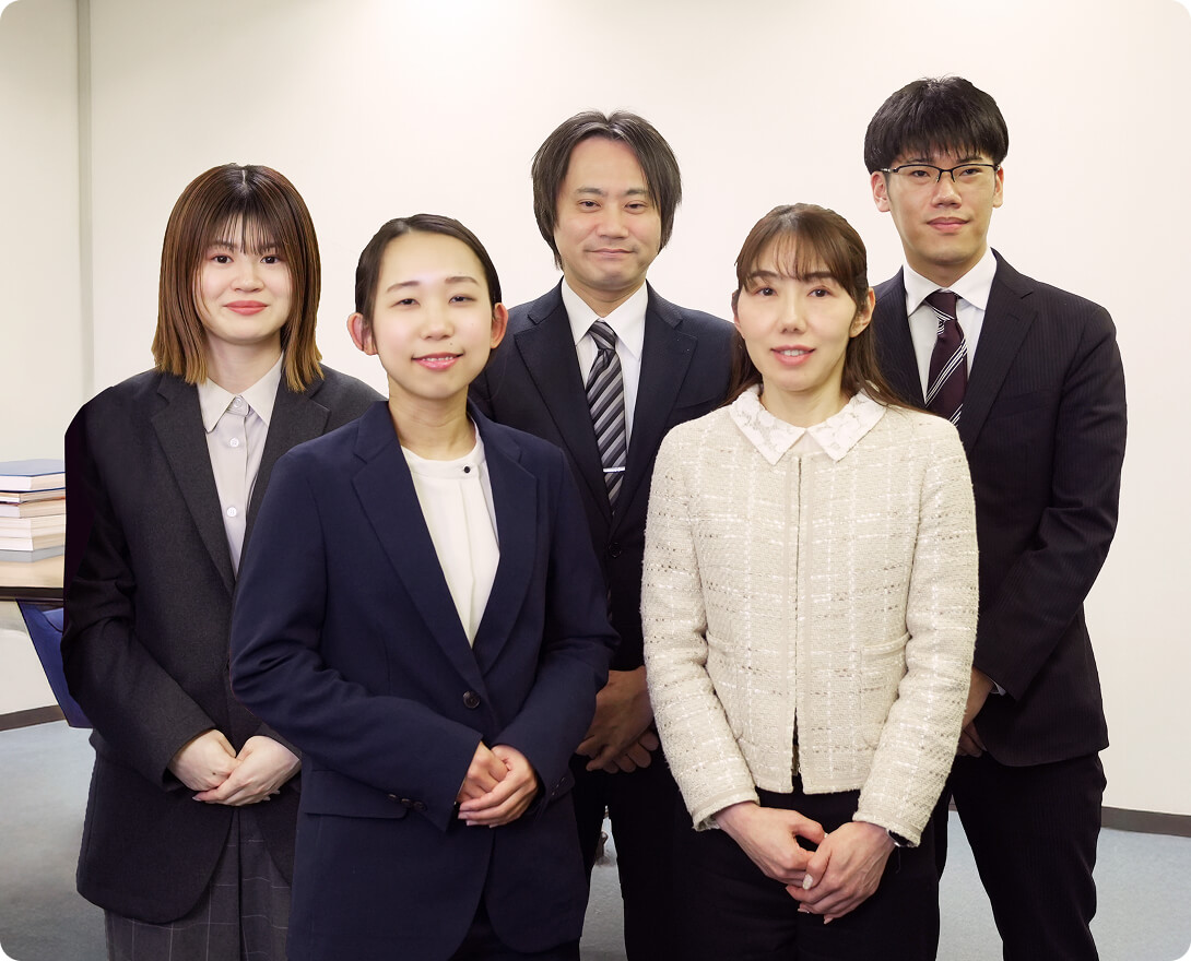 デスクで作業する男性の写真